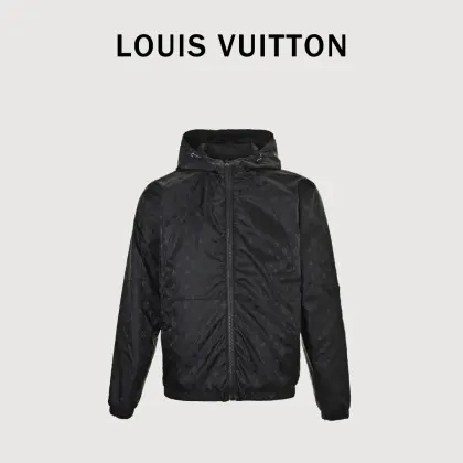 Louis Vuitton/路易威登 暗纹提花双面穿夹克冲锋衣外套 双面穿夹克,分为纯色面和满logo提花面,两种风格随意切换,款式不需多说,低调奢华,双面都带走1V经典元素,宽松版型,上身休闲舒适.纯色面为软壳冲锋衣款,纯色简单款,仅胸口五金装饰,五金可拆卸,里外五金全部双面刻字,原版一致去定制定染.衣身同色无色差,工费昂贵.里布为真丝提花面布,经典满幅logo提花工艺,全部需要织上去,工艺成本极高.